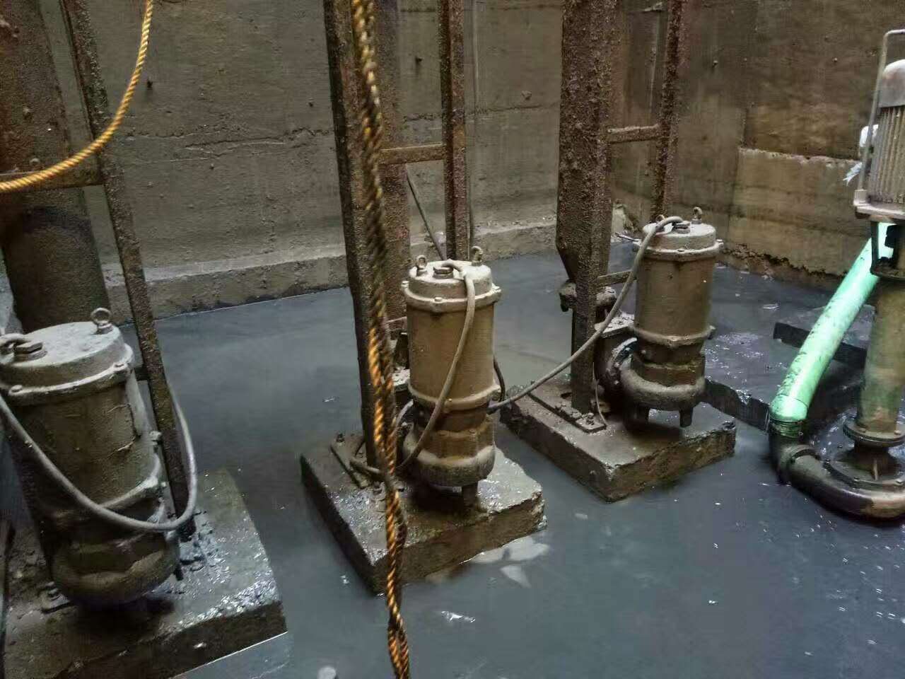 祁连污水池清理