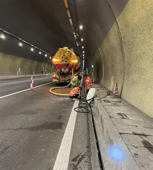 祁连隧道排水渠清淤